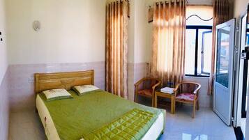 办公桌、免费 WiFi