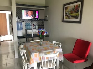 Appartement de base (201) | Repas dans la chambre
