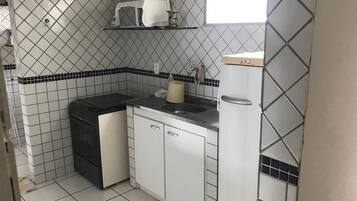 Apartamento básico (202) | Cozinha privada | Micro-ondas, talheres/pratos/utensílios de cozinha