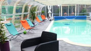 Indoor pool, sun loungers