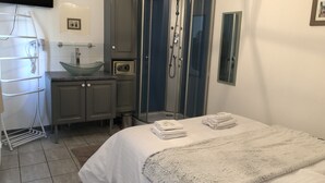 A modern bathroom with a glass-enclosed shower, a built-in sink, and a towel rack. - Chemin des Dames Le Relais De Fleurette (Pontavert)