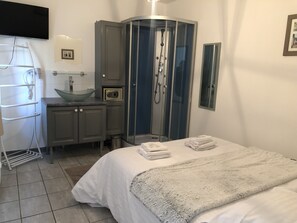 Quadruple Room, Ground Floor | Individually decorated, individually furnished, soundproofing - Chemin des Dames Le Relais De Fleurette (Pontavert)