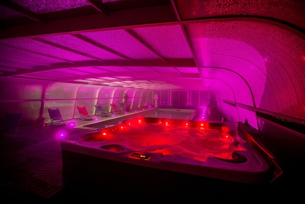 Indoor spa tub - Chemin des Dames Le Relais De Fleurette (Pontavert)