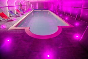 Piscina interna, espreguiçadeiras