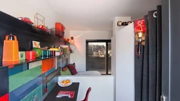 City studio (20m2) | Privékeuken | Een koelkast, een microgolfoven, een kookplaat, een espressoapparaat