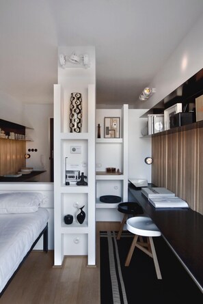 Tabla de planchar con plancha, wifi gratis y ropa de cama 