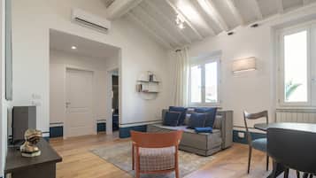 Departamento romántico, 2 habitaciones | Área de sala de estar | Televisión de pantalla plana