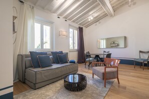 Appartement romantique, 2 chambres | Aire de séjour | Téléviseur à écran plat