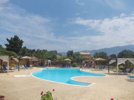 Piscina externa, guarda-sóis, espreguiçadeiras