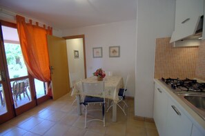 Apartment, 1 Bedroom (Luisa 2) | Private kitchen | Full-size fridge, stovetop, coffee/tea maker, cookware/dishes/utensils - Luisa (Capoliveri)