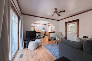 Smart TV, offices - Wauhatchie Blue Pool House with Private Spa (Chattanooga)
