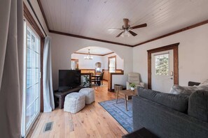 Smart TV - Wauhatchie Blue pool house withprivate spa (Chattanooga)