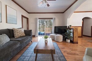 Smart TV - Wauhatchie Blue pool house withprivate spa (Chattanooga)