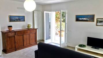 Apartamento, 3 quartos (2 Prs) | Área de estar | TV LCD 45 cm com canais digitais, TV