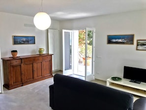 Apartment, 3 Bedrooms (2 Prs) | Living area