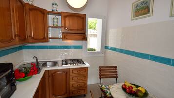 Apartment, 3 Bedrooms (6 Prs) | Private kitchen | Full-sized fridge, stovetop, coffee/tea maker, cookware/dishes/utensils