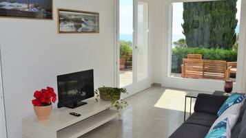 Apartment, 3 Schlafzimmer (6 Prs) | Wohnbereich | 45-cm-LCD-Fernseher mit Digitalempfang, Fernseher