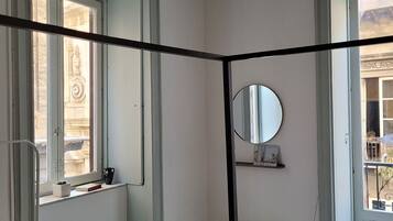 S. Vaughan Double Room with Extra Bed | Free WiFi, bed sheets