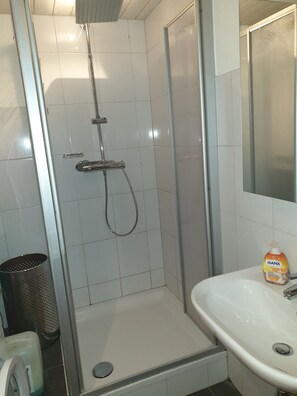 Appartement, 3 slaapkamers | Badkamer met douche