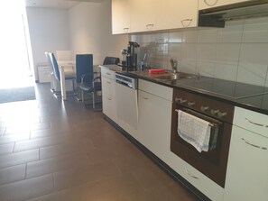 Apartamento, 3 quartos | Cozinha privada | Geladeira grande, fogão, cooktop, lava-louças
