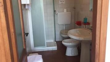 Doccia, bidet, asciugamani, sapone