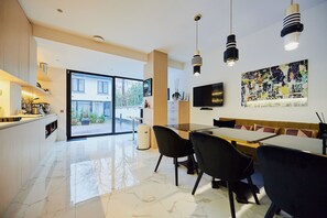 Full-sized fridge, microwave, oven, stovetop - Suites 124 (Brussels)