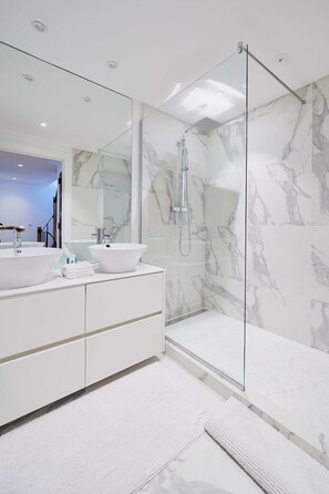 Casa de lujo, 2 habitaciones | Baño | Ducha, artículos de higiene personal de diseño y secador de pelo