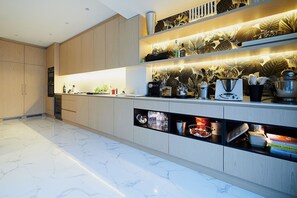 Full-size fridge, microwave, oven, stovetop - Suites 124 (Brussels)