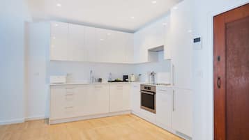 Refrigerador con freezer, microondas, horno, placa de cocina
