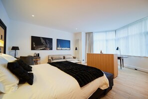 Grand-rum (Pascaline) | Sängtillbehör av högsta kvalitet och värdeförvaringsskåp på rummet