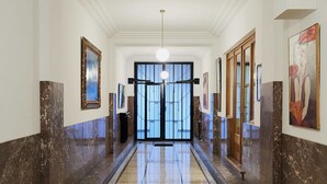 Interior entrance - Suites 124 (Brussels)
