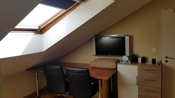 Classic Studio Suite | Living area | 50-inch flat-screen TV with cable channels, TV