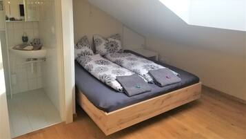 Classic Studio Suite | Blackout curtains, iron/ironing board, free WiFi, bed sheets