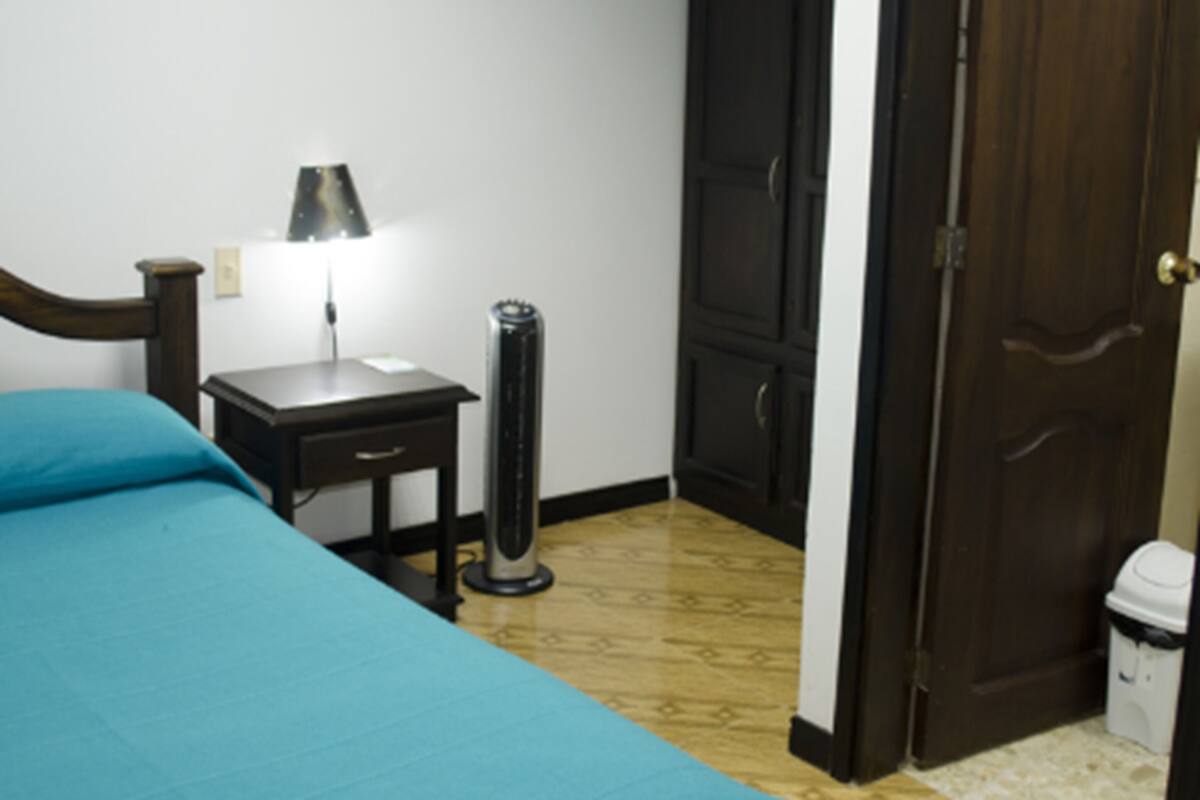 Single Room | Desk, WiFi (free)