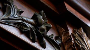 Un gros plan de sculptures complexes en bois ornant un meuble.