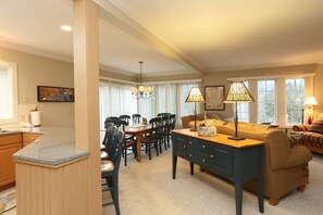 TV, perapian, pemutar DVD, dan meja tenis meja