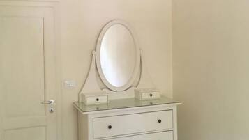 Schallisolierte Zimmer, kostenloses WLAN, Bettwäsche