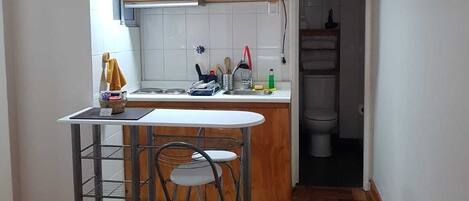 Apartemen Standar | Dapur pribadi | Lemari es kecil, microwave, kompor, dan peralatan masak/sendok-piring