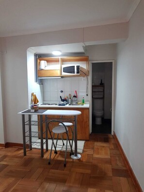 Appartamento Standard | Cucina privata | Mini-frigorifero, microonde, piano cottura, pentole/stoviglie/utensili