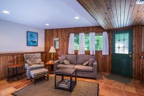 House | Living room | Flat-screen TV, fireplace, DVD player - Cottage in the Woods (Stowe)