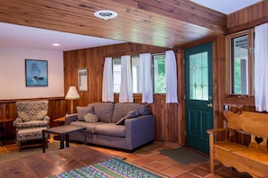 House | Living room | Flat-screen TV, fireplace, DVD player - Cottage in the Woods (Stowe)