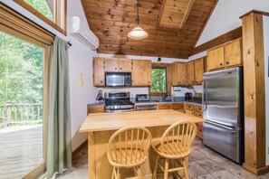 House | Private kitchen | Fridge, microwave, oven, stovetop - Cottage in the Woods (Stowe)