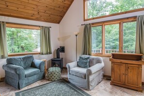 House | Living room | Flat-screen TV, fireplace, DVD player - Cottage in the Woods (Stowe)