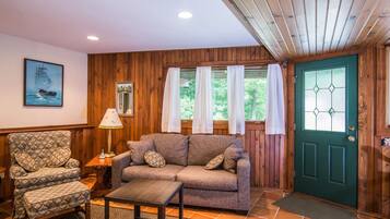 House | Living room | Flat-screen TV, fireplace, DVD player