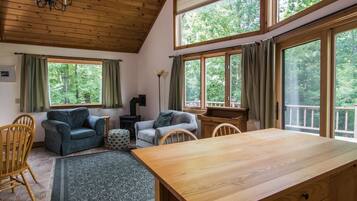 House | Living room | Flat-screen TV, fireplace, DVD player