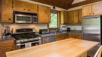 House | Private kitchen | Fridge, microwave, oven, stovetop