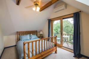 House | 4 bedrooms, desk, iron/ironing board, free WiFi - Cottage in the Woods (Stowe)