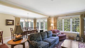 Maison | Salle de séjour | Télévision à écran plat, cheminée, lecteur de DVD, chaßne hi-fi