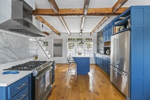 Stovetop, dishwasher, cookware/dishes/utensils - Ayers Farm (Stowe)