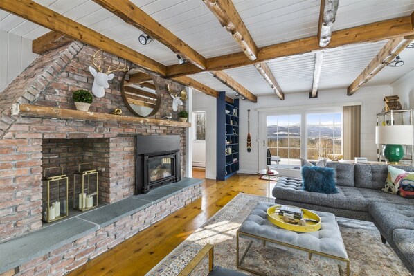 TV, fireplace, DVD player - Ayers Farm (Stowe)